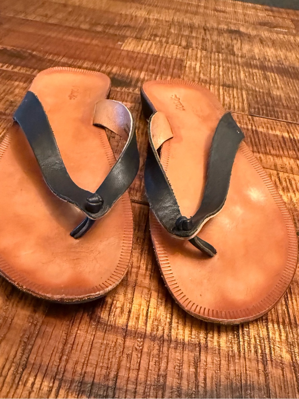 OluKai Loea Women’s Size 8 Black Leather Thong Sandals Flip Flops EU 38 - Picture 2 of 7
